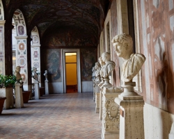 I det vackra barockpalatset trängs skulpturer från romartiden
