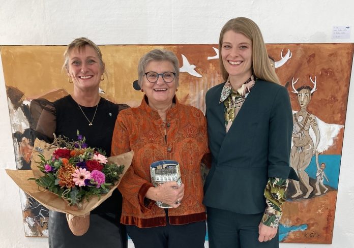 Kulturprismodtager Gerda Tranberg flankeret af Helle Bak Andreasen og Ane Halsboe-Jørgensen
