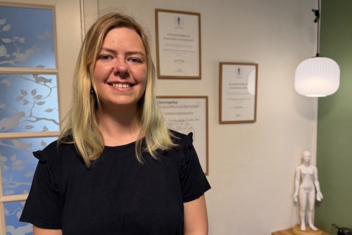 Frederikke Steen i sin nye akupunktur klinik i Aabybro omgivet af rolige og naturnære omgivelser