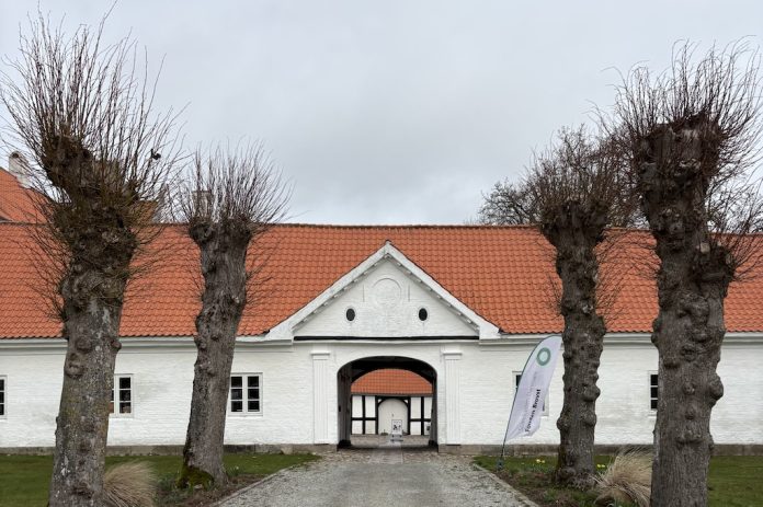 Gæster besøger påskeudstilling på Bratskov Herregård i Brovst med kunstværker fra 16 kunstnere i påsken