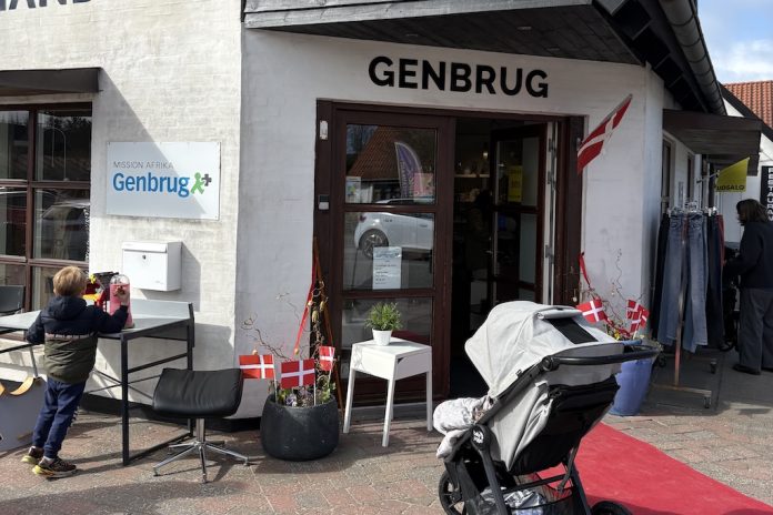 Mission Afrika genbrugsbutik i Hune med fyldte hylder ved sæsonåbning
