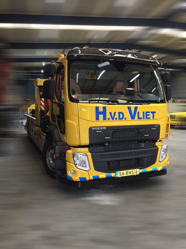 speciale montage reflecterende strepen bergingsauto Haarlemmermeer