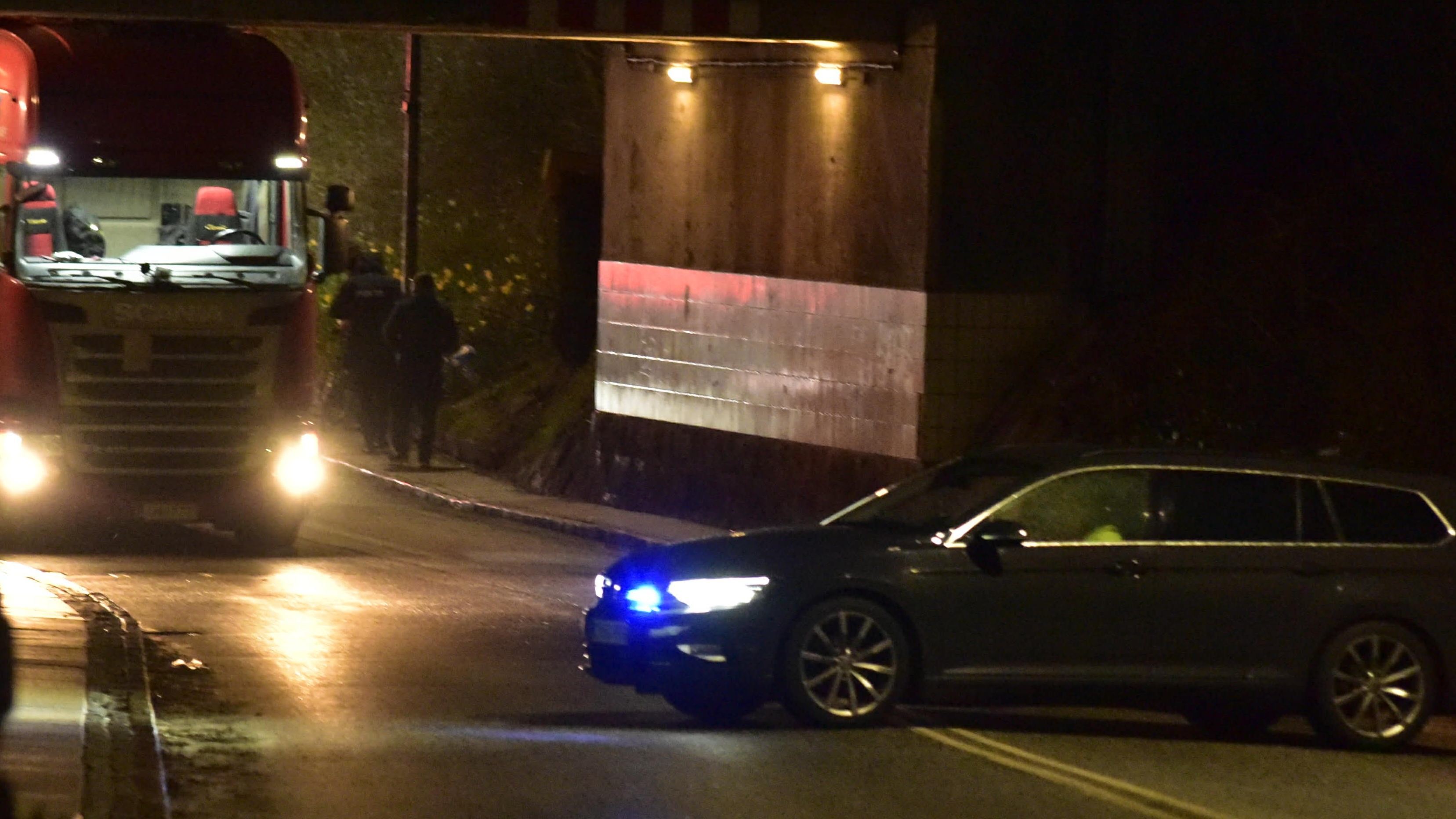 Lastbil sad fast under bro i Hedensted