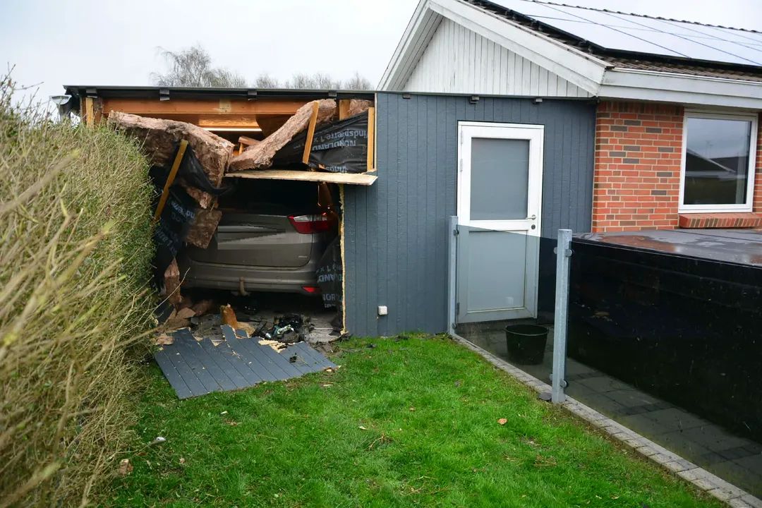 Personbil kørt igennem en væg til en garage i Tørring