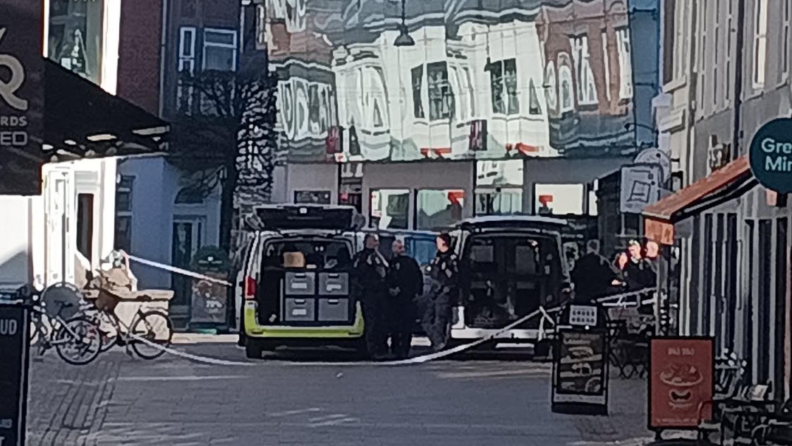 Skud mod tatovørforretning i Aalborg – politiet efterlyser gerningsperson