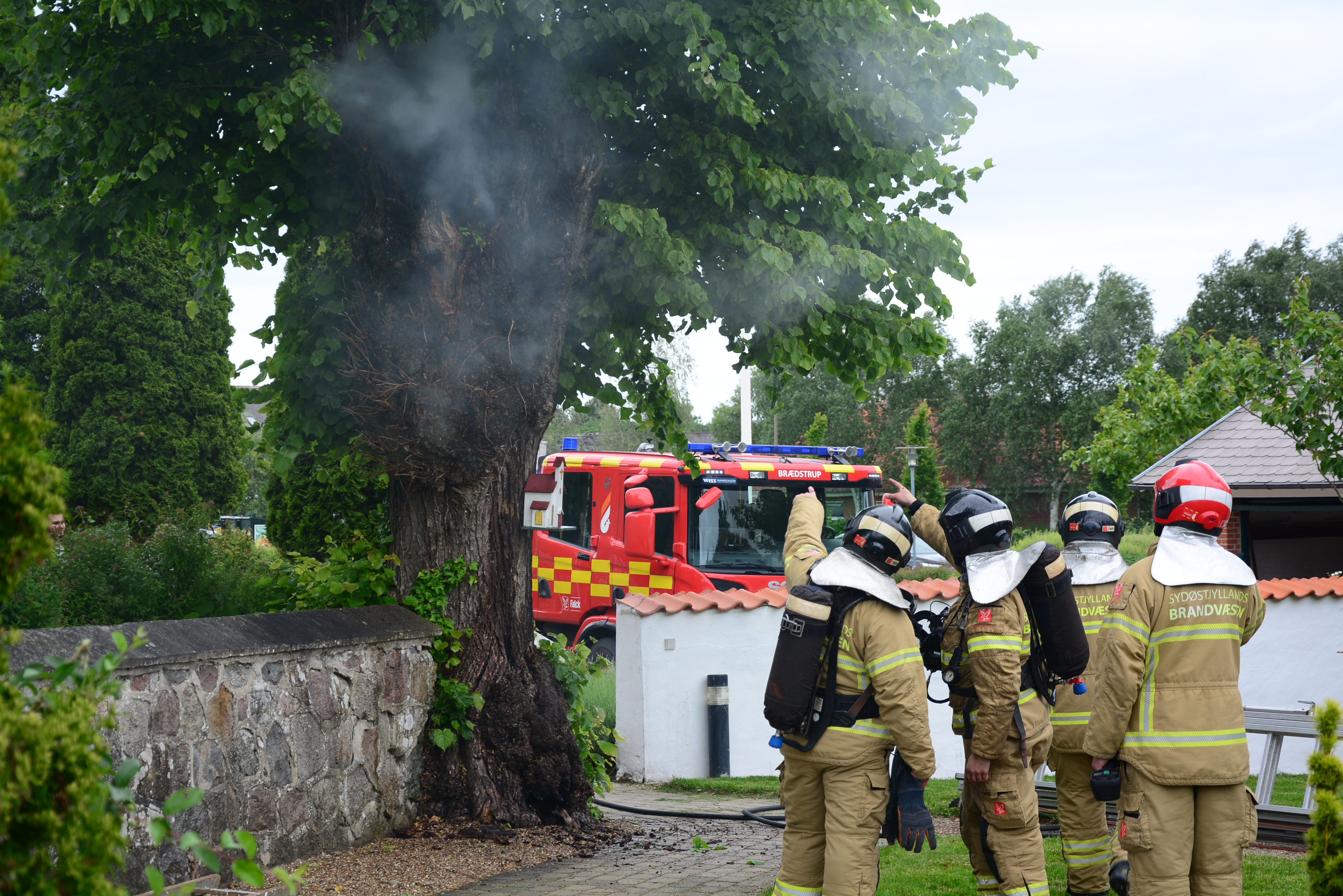 Brandvæsenet kaldt til Brand i et træ i Østbirk