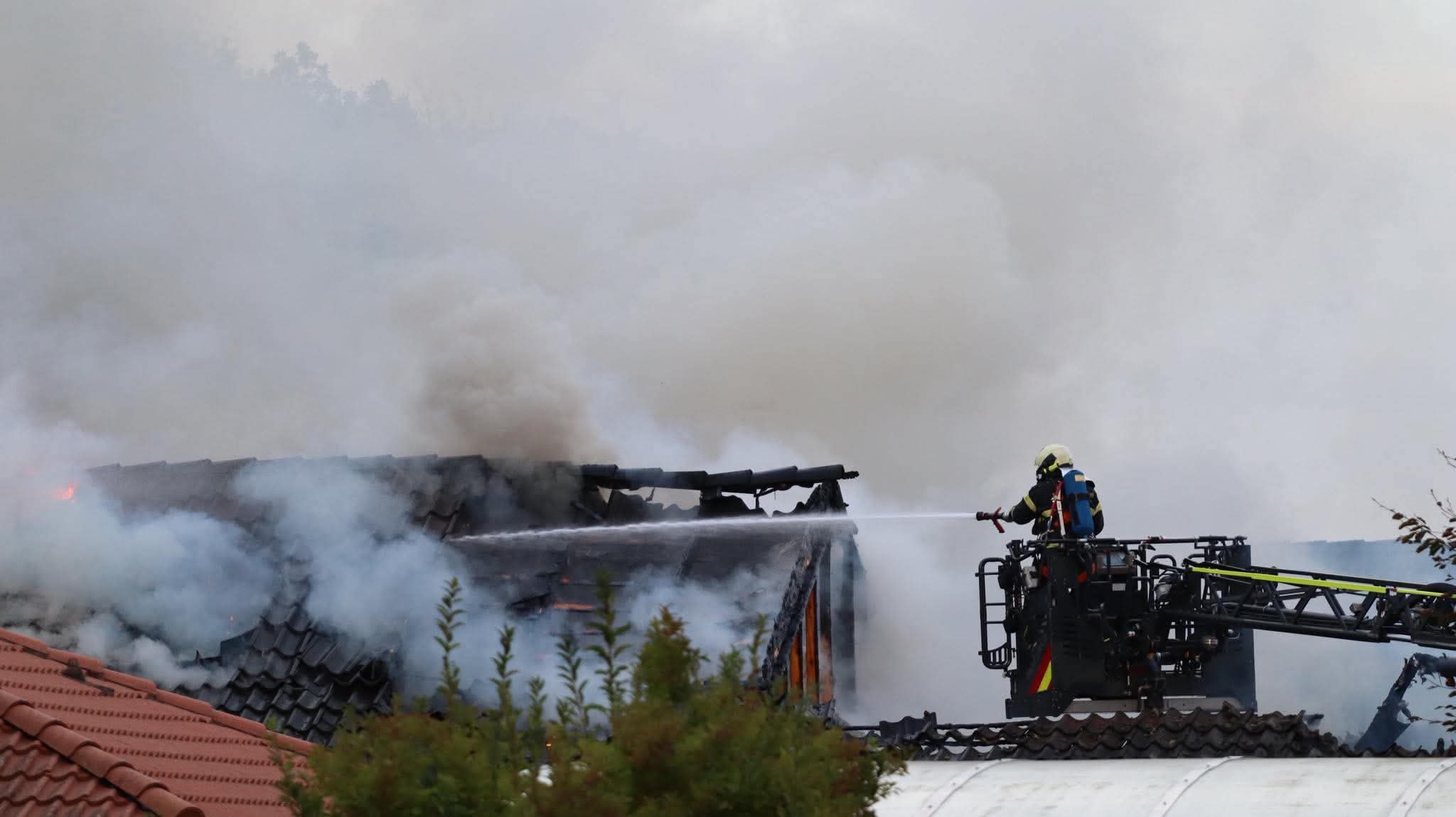 Voldsom brand i Hus i Biersted ved Aabybro