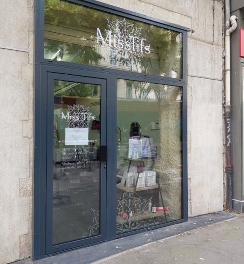 Vitrine d'un salon de coiffure