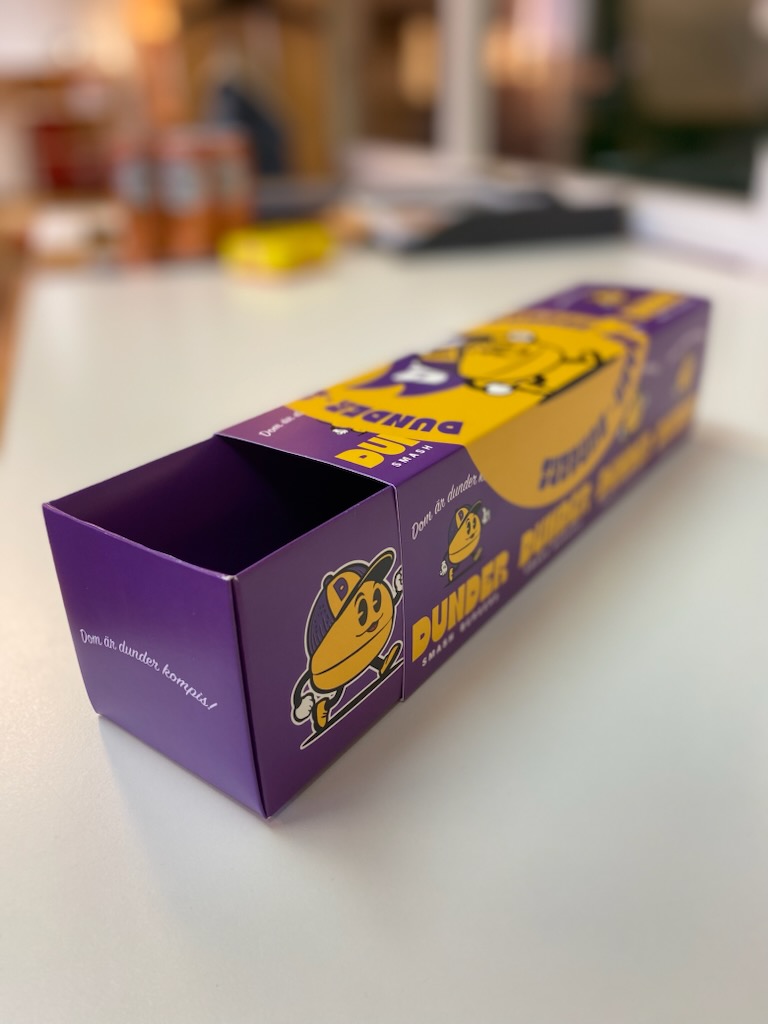 FLATBOX förpackning till Dunder Smash Burgers med tryck i full färg, producerad i Stockholm