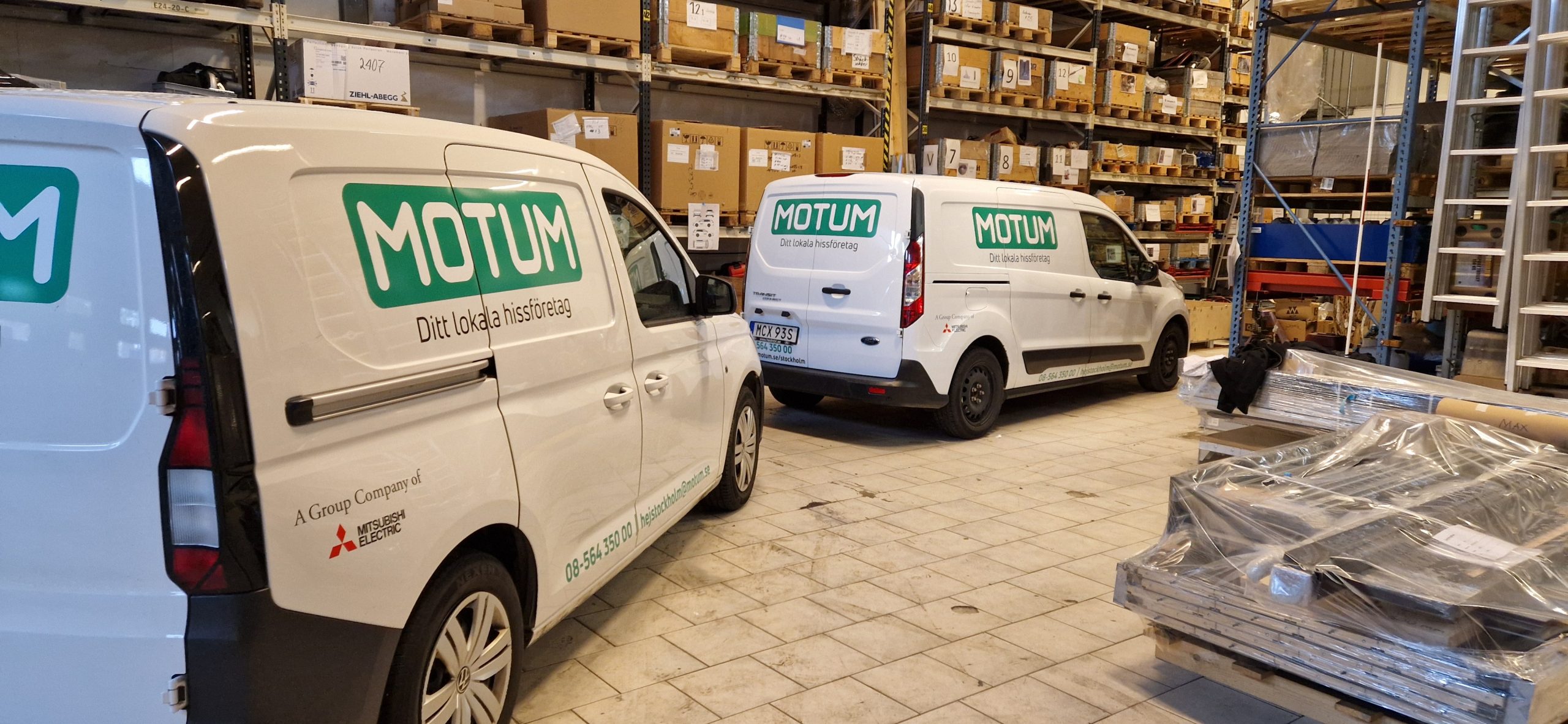 Lastbil med dekor i Motums profil, tryckt och monterad av JM Printsolutions i Stockholm