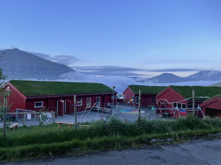 Millum tað skipaða og óskipaða