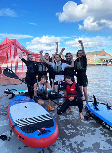 Sommerkursister på SUP stand up paddle boards