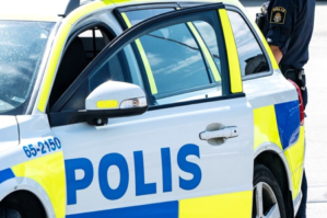 Man försökte köra på polis med lastbil – stor insats