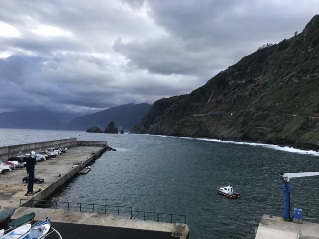 Havet og bjergene ved Porto Moniz bjerge på Madeira