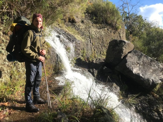Jon ved vandfald på Madeira Ultra Trail.