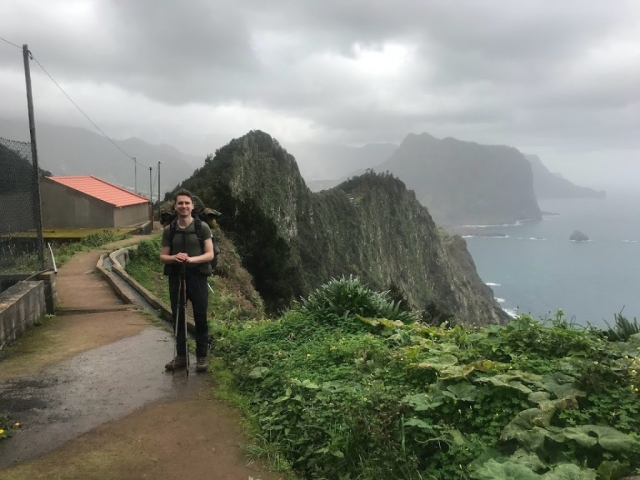 Jon står på levada med Madeiras nordlige kystlinje i baggrunden.