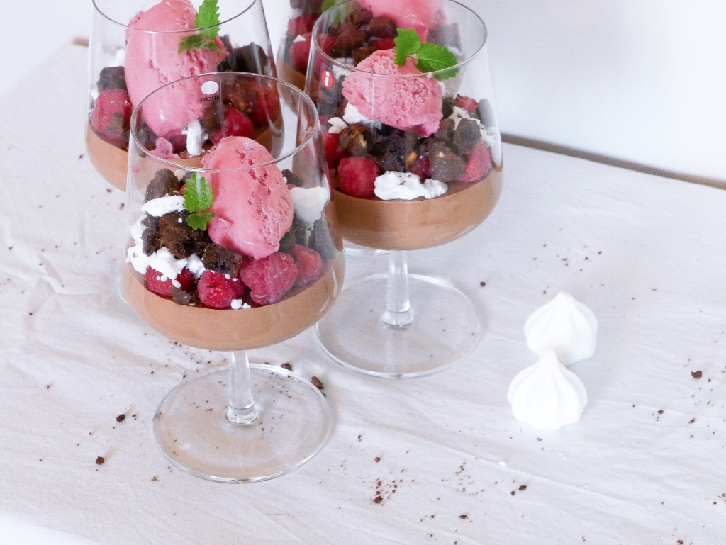 Dessert i glas med chokladmousse och hallon – Josefins glutenfria