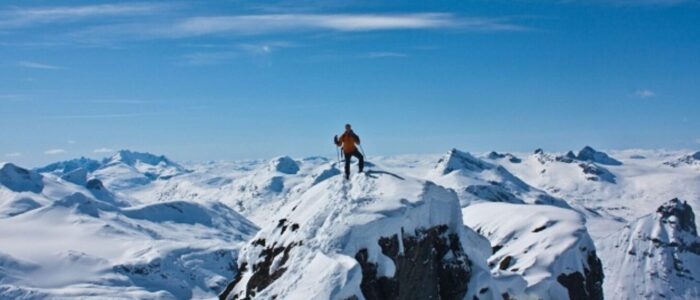 Person på toppen av fjell i Jotunheimen