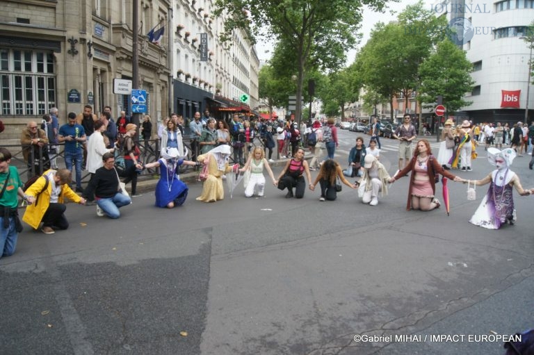 A Paris pendant la marche, une minute de silence et d'hommage a été célébrée à la mémoire des victimes d'Oslo, mais aussi pour ceux qui sont morts du sida comme chaque année lors du défilé.