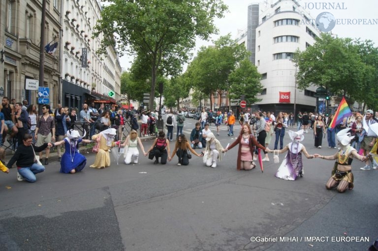 A Paris pendant la marche, une minute de silence et d'hommage a été célébrée à la mémoire des victimes d'Oslo, mais aussi pour ceux qui sont morts du sida comme chaque année lors du défilé.