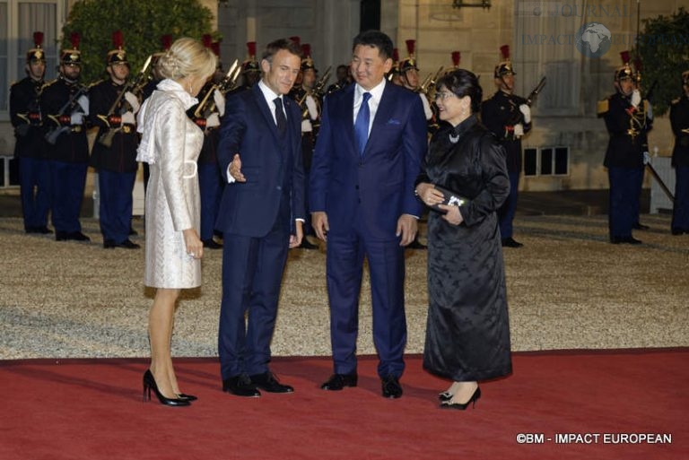 Madame Brigitte Macron, le président français Emmanuel Macron, le président de Mongolie Ukhnaagiin Khürelsükh et madame Luvsandorj Bolortsetseg.