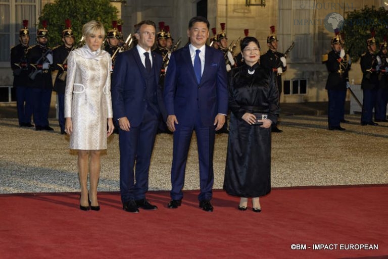 Madame Brigitte Macron, le président français Emmanuel Macron, le président de Mongolie Ukhnaagiin Khürelsükh et madame Luvsandorj Bolortsetseg.