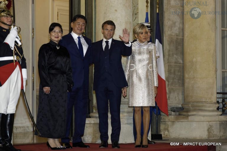 Madame Luvsandorj Bolortsetseg, le président de Mongolie Ukhnaagiin Khürelsükh, le président français Emmanuel Macron et Madame Brigitte Macron.