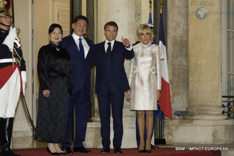 Madame Luvsandorj Bolortsetseg, le président de Mongolie Ukhnaagiin Khürelsükh, le président français Emmanuel Macron et Madame Brigitte Macron.