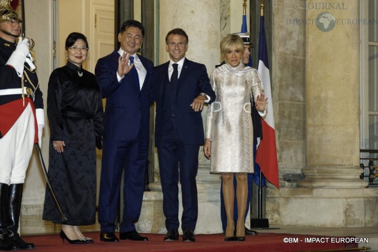 Madame Luvsandorj Bolortsetseg, le président de Mongolie Ukhnaagiin Khürelsükh, le président français Emmanuel Macron et Madame Brigitte Macron.