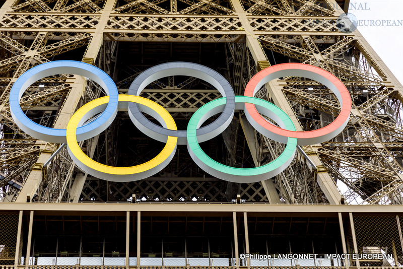 Anneaux olympique sur la Tour Eiffel