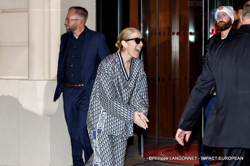 Céline Dion à la sortie de l'hôtel Royal Monceau de Paris