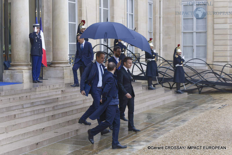 Emmanuel MACRON et Kyriakos MITSOTAKIS, Premier ministre de la République hellénique.