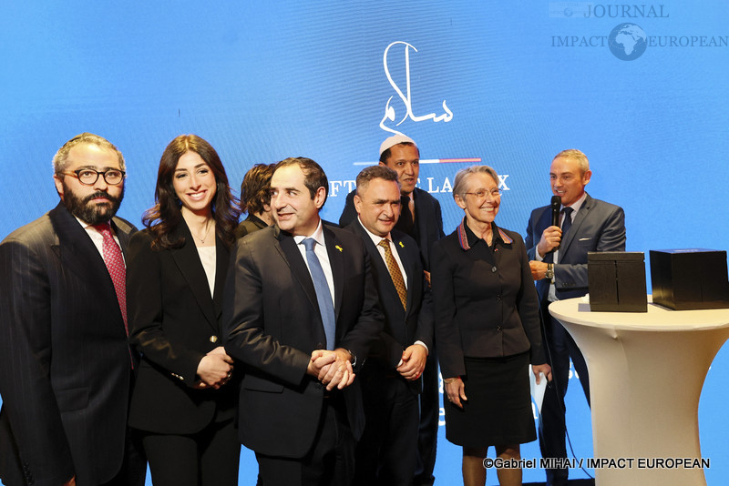 Shannon Seban, le président du Consistoire israélite français Elie Korchia, Marek Halter, l'ambassadeur d'Israël à Paris Joshua Laurent Zarka, l'imam Chalghoumi et la ministre Elisabeth Borne et journaliste Gilane Barret