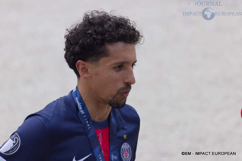 Le capitaine du PSG, Marquinhos, portant la coupe de la ligue des champions à l’Élysée