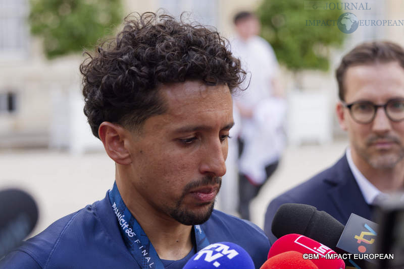 Le capitaine du PSG, Marquinhos, portant la coupe de la ligue des champions à l’Élysée