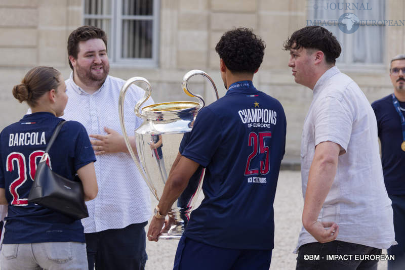 Le capitaine du PSG, Marquinhos, portant la coupe de la ligue des champions à l’Élysée