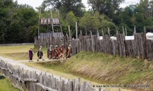 Légionnaires en patrouille devant les fortifications du castrum romain reconstitué – Village Gaulois de Rieux-Volvestre – Photo : © Alain MONTSEGUR – IMPACT EUROPEAN