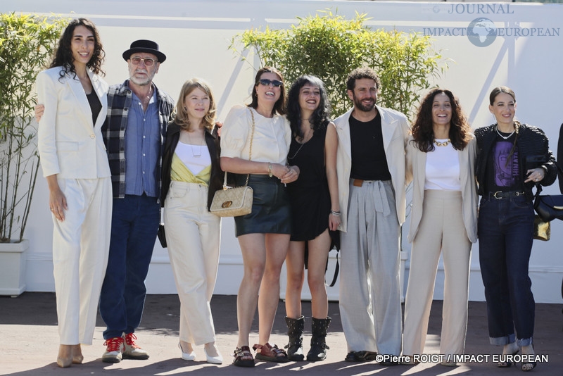 Raya Martigny, Eric Cantona, India Hair, Avril Besson, Louise Giordano, Mathias Minne, Sophie Garagnon et Fanny Sidney avant le photocall du film Les Matins Merveilleux (Séance Spéciale) au 79e Festival de Cannes, en France, le 16 mai