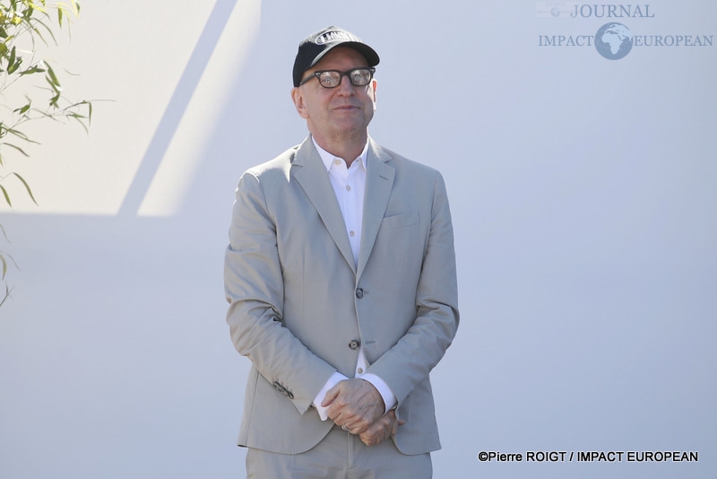 Le réalisateur Steven Soderbergh fait des gestes lors d'une séance photo pour le film documentaire "John Lennon : The Last Interview" présenté dans le cadre des projections spéciales du 79e Festival de Cannes, France, le 16 mai 2026