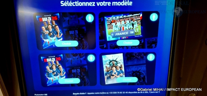 Les utilisateurs peuvent choisir parmi plusieurs modèles exclusifs sous licence officielle de la Fédération Française de Football avant de réaliser leur photographie.
© Gabriel MIHAI / IMPACT EUROPEAN