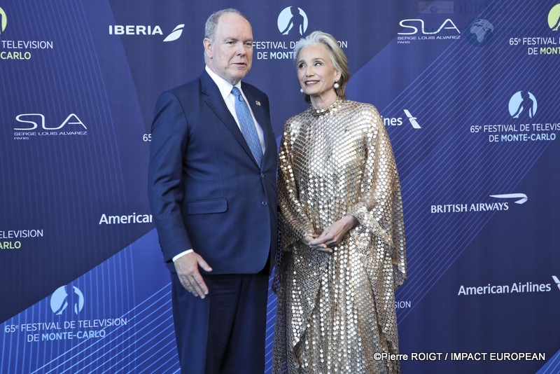Albert II de Monaco et l'actrice Kristin Scott Thomas à la 65 e édition du Festival de Télévision de Monte-Carlo, le 12 juin 2026.