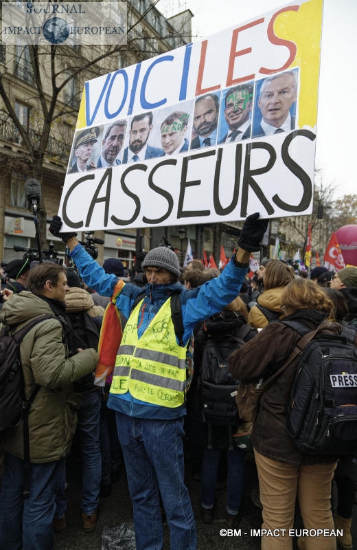 Grève nationale: des tensions à Paris, lors de la manifestation, la grève a été reconduite jusqu’à lundi inclus