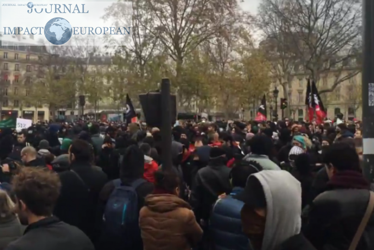 Heurts entre policiers et manifestants à Paris, place de la République