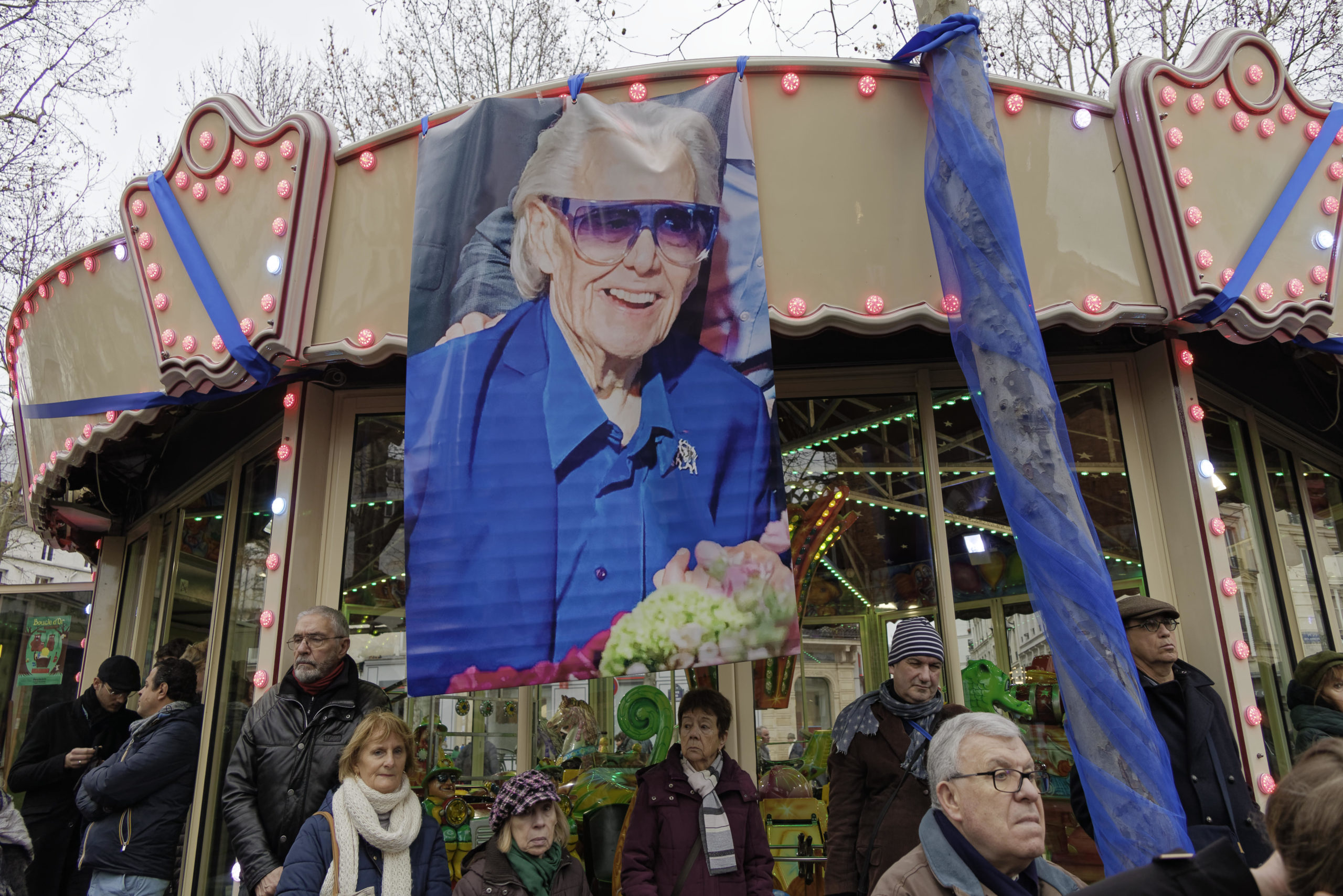 Bel hommage des Parisiens et du Tout-Paris à Michou, le Prince Bleu de Montmartre
