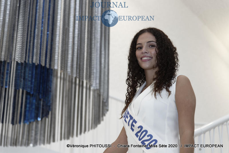 Chiara Fontaine, Miss Sète 2020 au vernissage de l’exposition de CHARLÉLIE COUTURE-JEP – Peintures Portraits Croisés