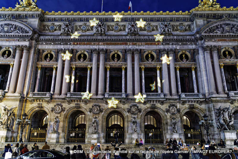 Un spectacle d’amitié sur la façade de l’opéra Garnier