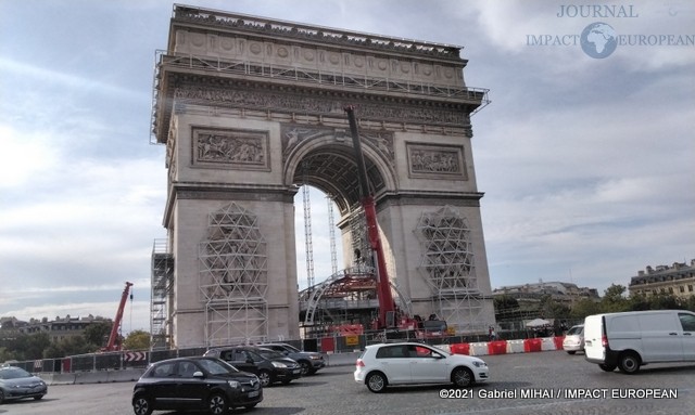 L’arc de triomphe sera recouvert de tissu bleu