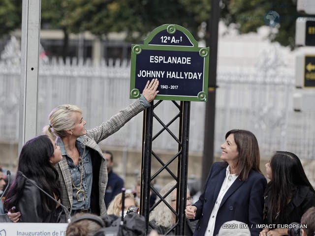 Anne Hidalgo et Laeticia Hallyday, ont rendu hommage à l’artiste devant une centaine de personnes