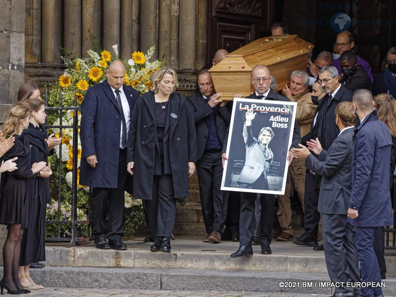 Hommage à Bernard Tapie à Paris: Le cercueil de Bernard Tapie sort de l’église, porté par ses proches