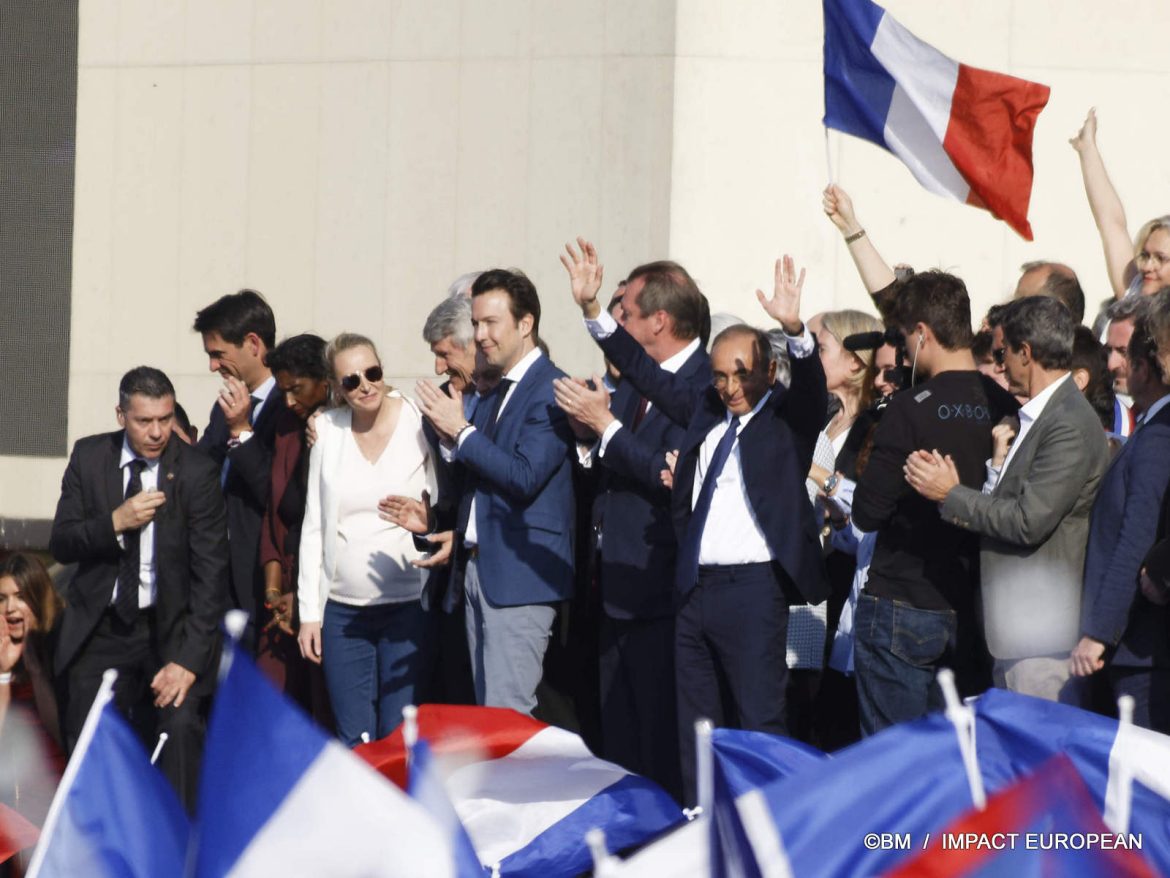 Présidentielle 2022: Au Trocadéro, Zemmour joue les « durs » devant une foule chauffée et pleine de haine